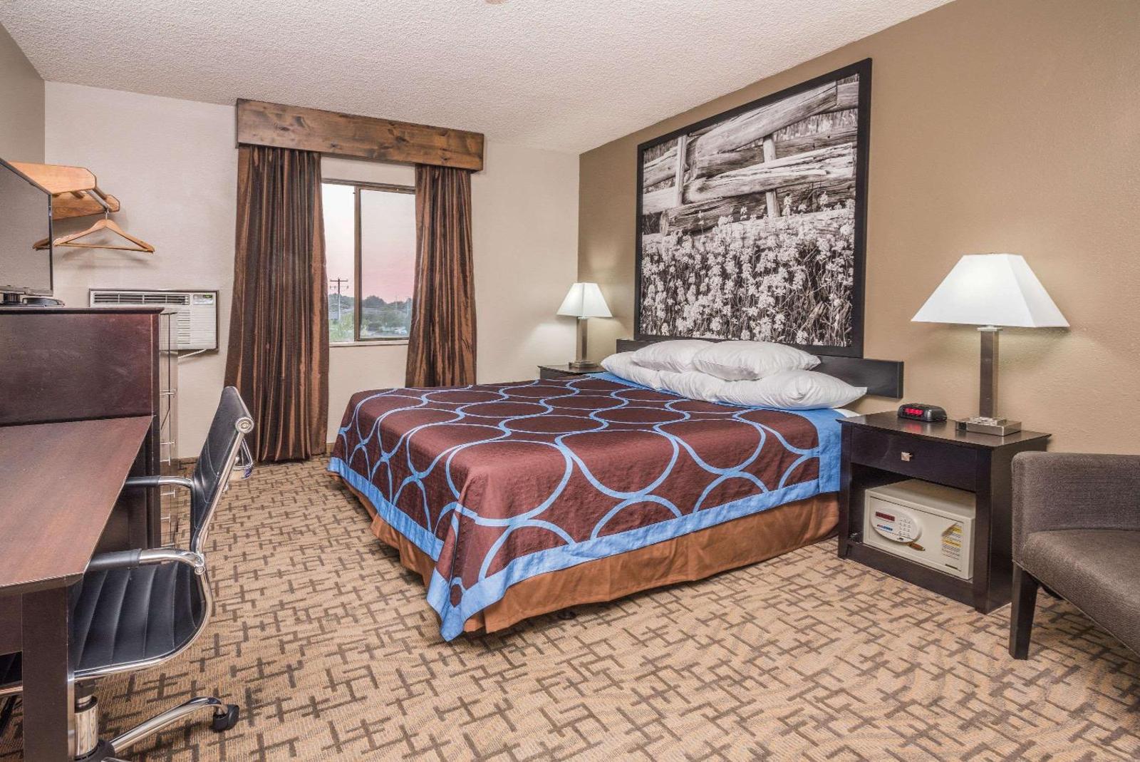 Super 8 by Wyndham Boise Main image 1